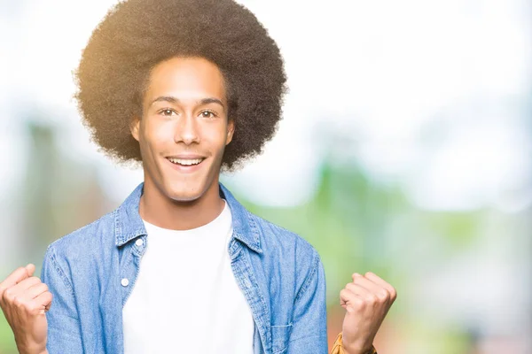 Americký Mladík Afro Vlasy Slaví Překvapen Ohromen Pro Úspěch Zvedl — Stock fotografie