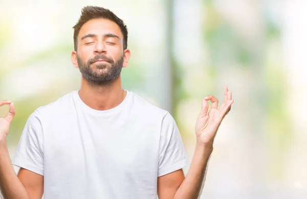 Hispánský Muže Izolované Pozadí Relaxovat Usmívající Očima Uzavřené Vede Meditační — Stock fotografie