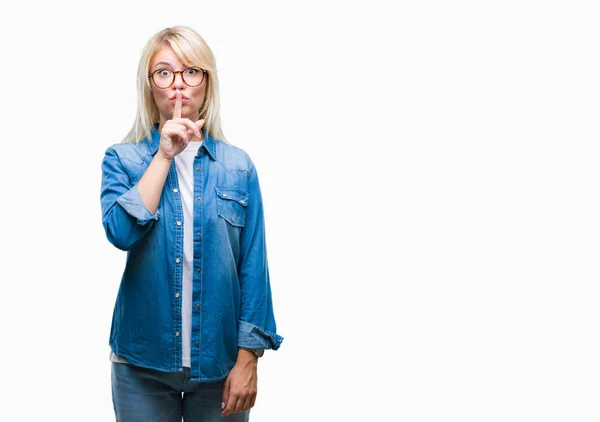 Joven Hermosa Mujer Rubia Con Gafas Sobre Fondo Aislado Pidiendo — Foto de Stock