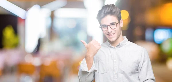 Jovem Bonito Homem Vestindo Óculos Sobre Isolado Fundo Sorrindo Com — Fotografia de Stock