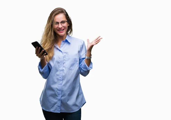 Νέοι Επαγγελματίες Όμορφη Ξανθιά Γυναίκα Χρησιμοποιώντας Smartphone Μέσω Απομονωμένη Φόντο — Φωτογραφία Αρχείου