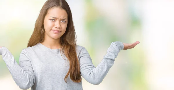 Ung Vacker Brunett Kvinna Bär Tröja Över Isolerade Bakgrund Aningslös — Stockfoto