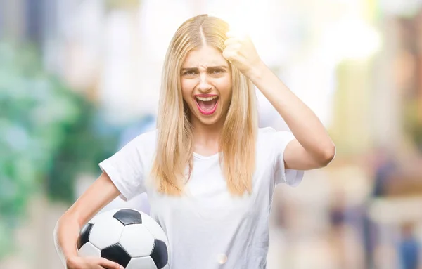 Joven Mujer Rubia Hermosa Sosteniendo Pelota Fútbol Sobre Fondo Aislado — Foto de Stock