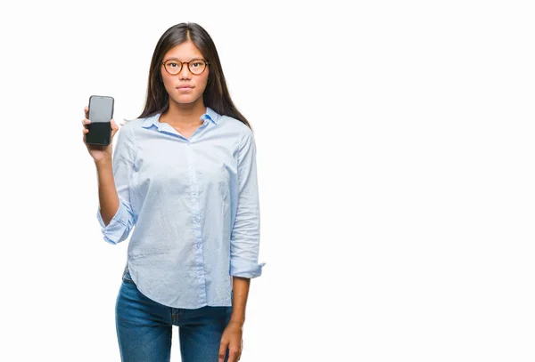 Junge Asiatische Frau Zeigt Smartphone Leeren Bildschirm Über Isoliertem Hintergrund — Stockfoto