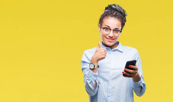 Jovem Trançado Cabelo Afro Americano Menina Negócios Usando Smartphone Sobre — Fotografia de Stock