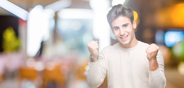 Joven Hombre Guapo Sobre Fondo Aislado Celebrando Sorprendido Sorprendido Por — Foto de Stock