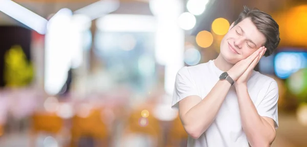 Jovem Bonito Homem Vestindo Casual Branco Shirt Sobre Isolado Fundo — Fotografia de Stock