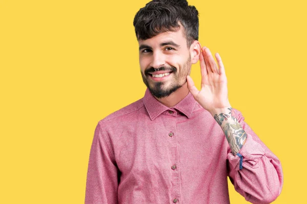 Homem Bonito Jovem Vestindo Camisa Rosa Sobre Fundo Isolado Sorrindo — Fotografia de Stock