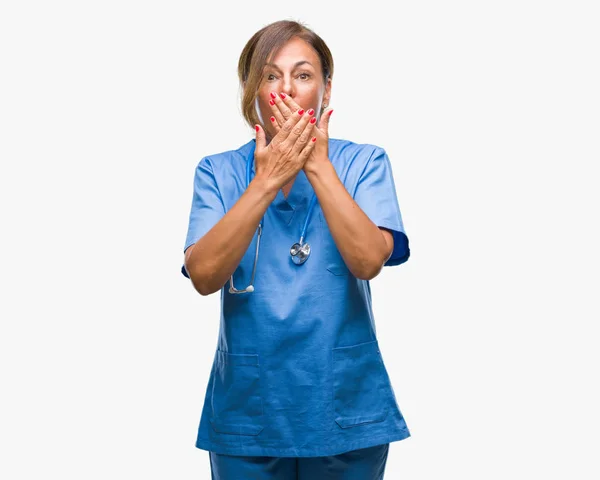 Старшая Медсестра Среднего Возраста Женщина Изолированном Фоне Шокировала Закрывая Рот — стоковое фото