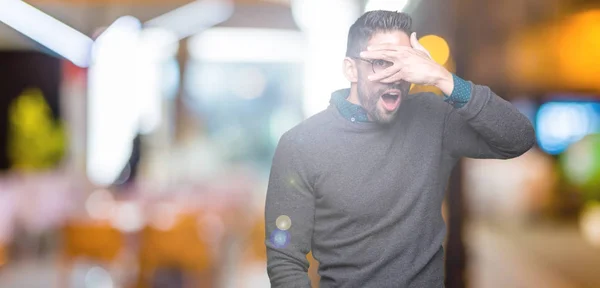 Jovem Homem Bonito Vestindo Óculos Sobre Fundo Isolado Espreitando Choque — Fotografia de Stock