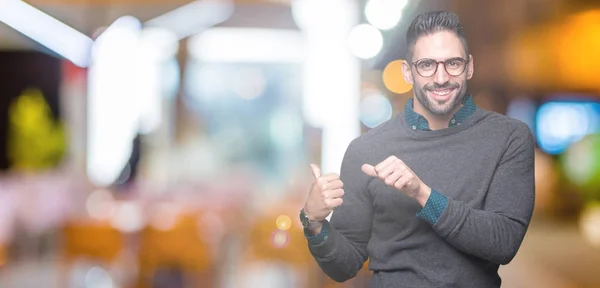 Giovane Bell Uomo Che Indossa Occhiali Sfondo Isolato Indicando Alla — Foto Stock