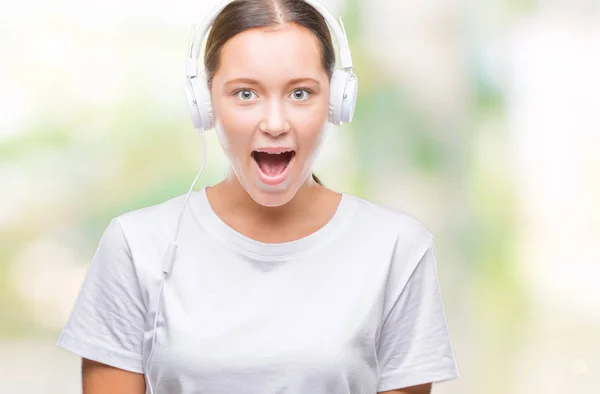 Mujer Caucásica Joven Escuchando Música Con Auriculares Sobre Fondo Aislado — Foto de Stock