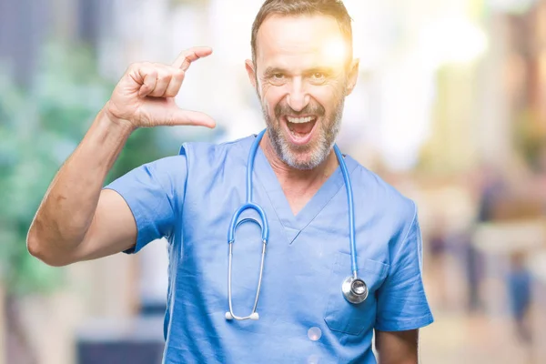 Středním Věku Otřepané Vedoucí Lékař Muž Uniformě Zdravotní Usmívá Izolovaná — Stock fotografie