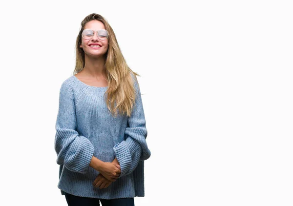 若い美しい金髪女性の顔に幸せとクールな笑みを浮かべて隔離された背景にセーターとメガネを着用します 幸運な人 — ストック写真