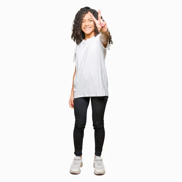 Ung Vacker Kvinna Med Lockigt Hår Iklädd Vit Shirt Leende — Stockfoto