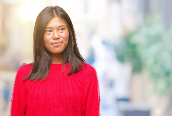 Jonge Aziatische Vrouw Winter Trui Dragen Geïsoleerde Achtergrond Glimlachend Uitziende — Stockfoto