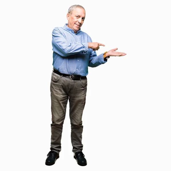 Guapo Hombre Negocios Senior Vistiendo Elegante Camisa Sorprendido Sonriendo Cámara — Foto de Stock