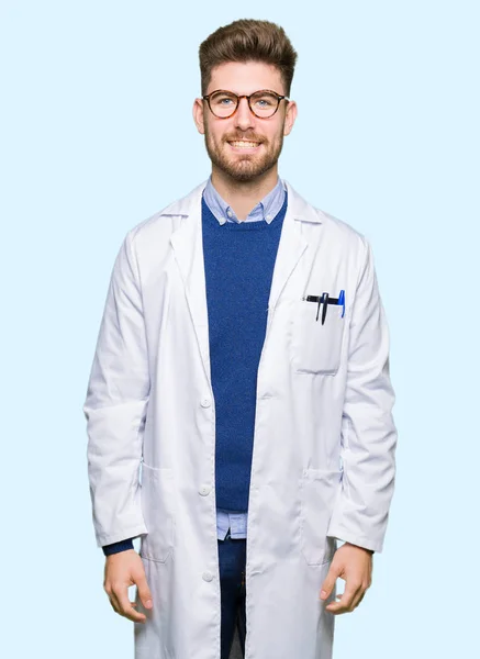 Fiatal Jóképű Tudós Ember Szemüveg Egy Boldog Hűvös Mosollyal Arcán — Stock Fotó