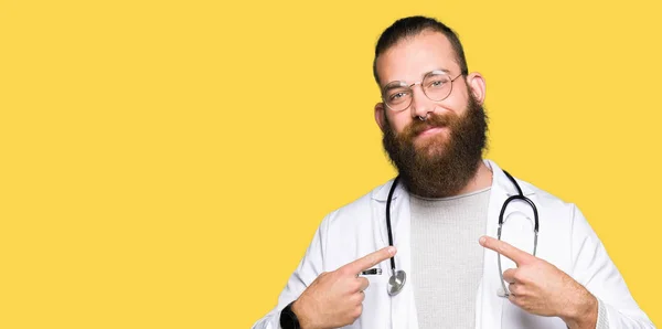 Junger Blonder Arzt Mit Bart Arztkittel Sieht Selbstbewusst Aus Mit — Stockfoto