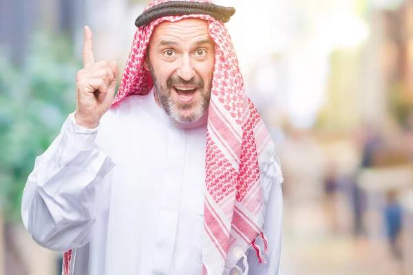 シニアのアラブ人は 成功したアイデアを分離背景人差し指にクーフィーヤを着てします 終了したと満足しています ナンバーワン — ストック写真