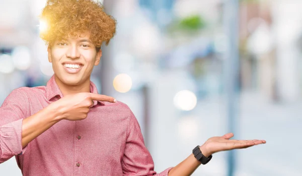 Joven Hombre Negocios Guapo Con Cabello Afro Asombrado Sonriendo Cámara — Foto de Stock