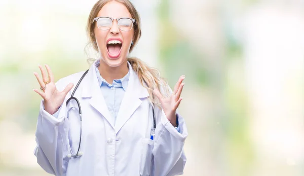 Schöne Junge Blonde Ärztin Die Medizinische Uniform Über Isoliertem Hintergrund — Stockfoto