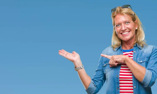 Middle Age Blonde Woman Isolated Background Amazed Smiling Camera While — Stock Photo, Image