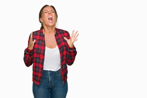 中年成年妇女穿着休闲夹克在孤立的背景疯狂和疯狂的大喊大叫 积极的表情和手臂提高 挫折的概念 — 图库照片