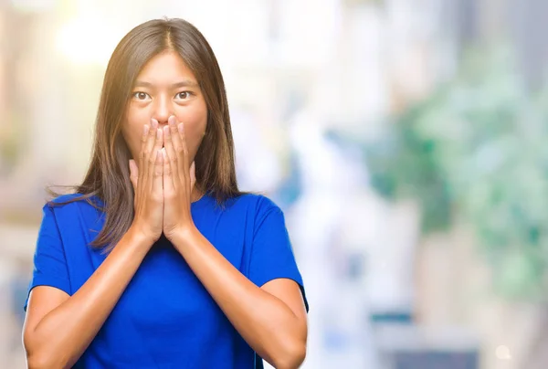 Junge Asiatische Frau Über Isolierten Hintergrund Schockiert Mund Mit Den — Stockfoto