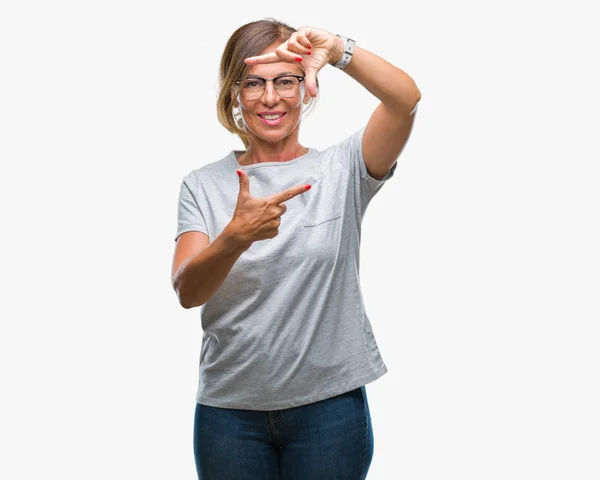 笑顔の幸せそうな顔で指と手作りフレーム分離の背景に眼鏡中年年配のヒスパニック系女性 創造性と写真のコンセプト — ストック写真