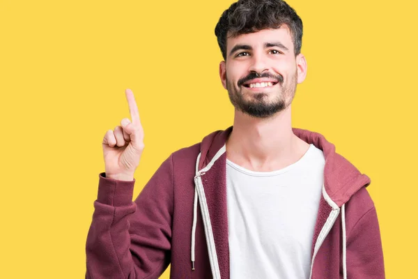 Joven Hombre Guapo Sobre Fondo Aislado Mostrando Señalando Hacia Arriba — Foto de Stock