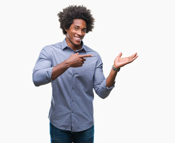 手で提示し 指で指している間 孤立した背景にアフリカ系アメリカ人の男は驚いて カメラに笑みを浮かべて — ストック写真