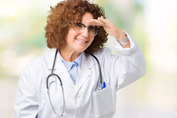 Médico Senior Mediana Edad Mujer Sobre Fondo Aislado Muy Feliz — Foto de Stock