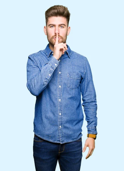 Ung Snygg Blond Man Bär Casual Denim Skjorta Ber Att — Stockfoto