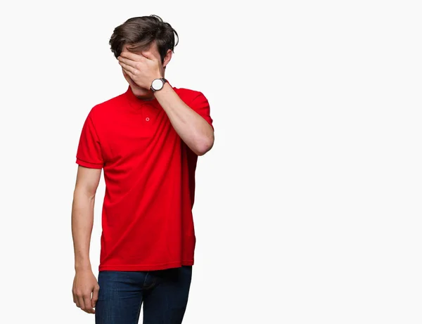 Mladý Pohledný Muž Červeným Tričkem Izolované Pozadí Usmívá Směje Očí — Stock fotografie