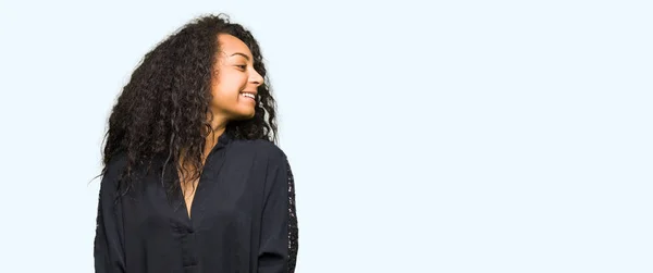 Menina Bonita Nova Com Cabelo Encaracolado Vestindo Vestido Elegante Olhando — Fotografia de Stock