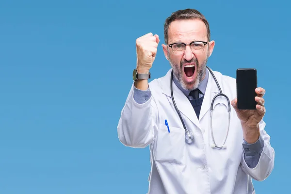 Mezza Età Anziano Hoary Medico Uomo Mostrando Schermo Smartphone Sfondo — Foto Stock