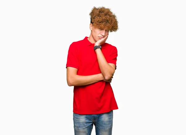 Ung Vacker Man Med Afro Hår Iklädd Röd Shirt Tänkande — Stockfoto