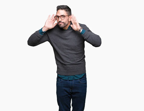眼鏡をかけて耳ジェスチャー ゴシップに興味津 の両方の手を聞くしようとすると 分離の背景の上の若いハンサムな男 聴覚障害者 — ストック写真