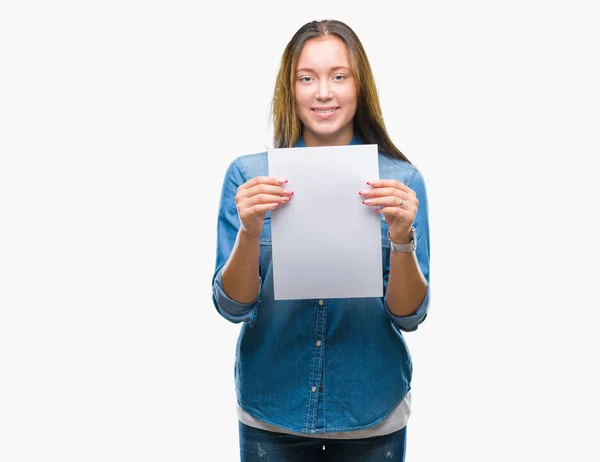 Mulher Branca Jovem Segurando Folha Papel Branco Sobre Fundo Isolado — Fotografia de Stock