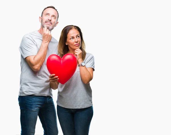 Casal Hispânico Meia Idade Amor Segurando Coração Vermelho Sobre Fundo — Fotografia de Stock