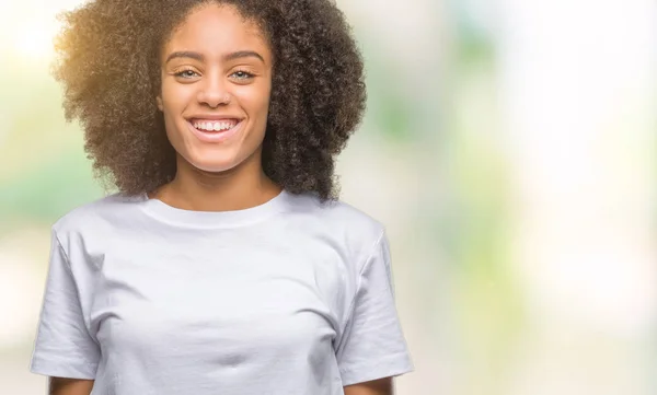 Młody Afro American Kobieta Białym Tle Szczęśliwy Chłodnym Uśmiechem Twarzy — Zdjęcie stockowe