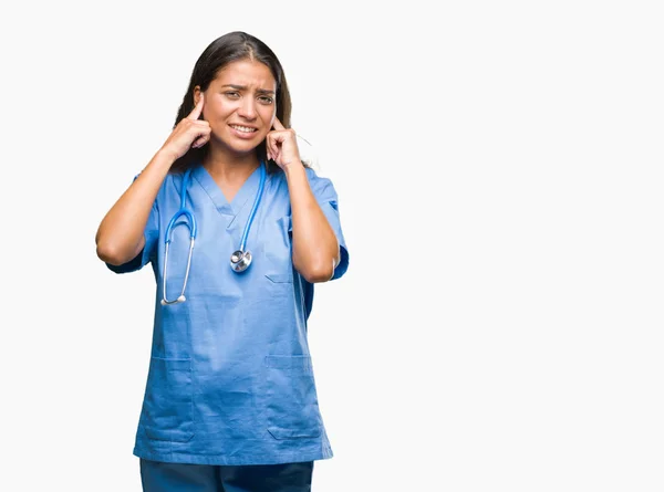 Giovane Medico Chirurgo Arabo Donna Sfondo Isolato Che Copre Orecchie — Foto Stock