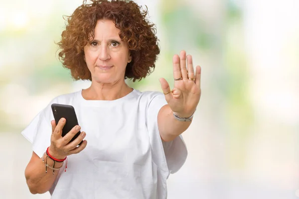 Seniorin Mittleren Alters Mit Smartphone Und Sms Über Isoliertem Hintergrund — Stockfoto