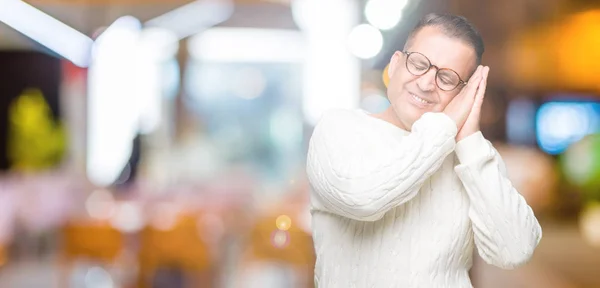 Hombre Árabe Mediana Edad Con Gafas Sobre Fondo Aislado Durmiendo —  Fotos de Stock