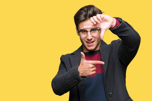 Homem Elegante Bonito Jovem Vestindo Óculos Sobre Fundo Isolado Sorrindo — Fotografia de Stock