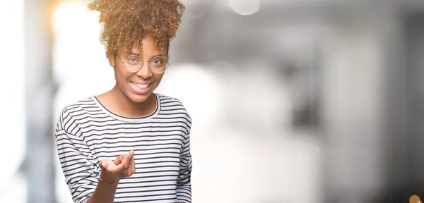 Красива Молодих Афро Американських Жінка Окулярах Над Ізольовані Фон Призову — стокове фото