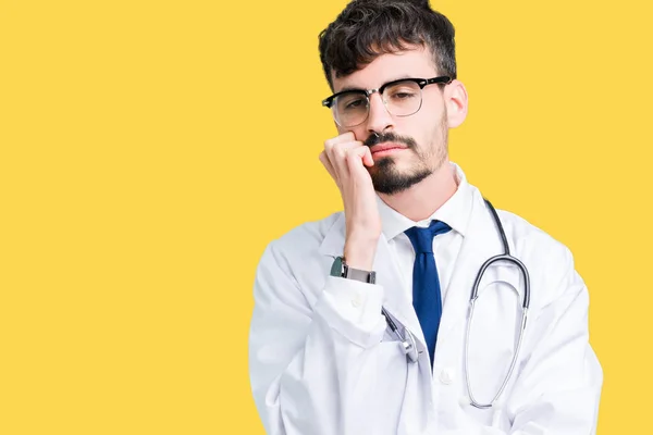 若い医者疲れと組んだ腕のうつ病問題にうんざりして孤立した背景を考えての上病院コートを着た男 — ストック写真