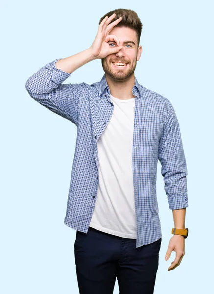 Junger Gutaussehender Blonder Mann Lässigem Hemd Macht Geste Mit Lächelnder — Stockfoto
