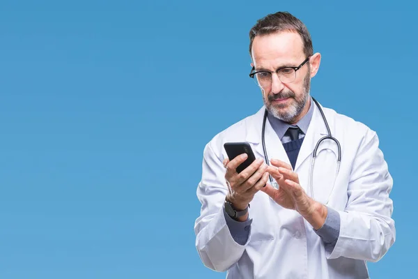Medelåldern Senior Hoary Doktor Mannen Textning Med Smartphone Isolerade Bakgrund — Stockfoto